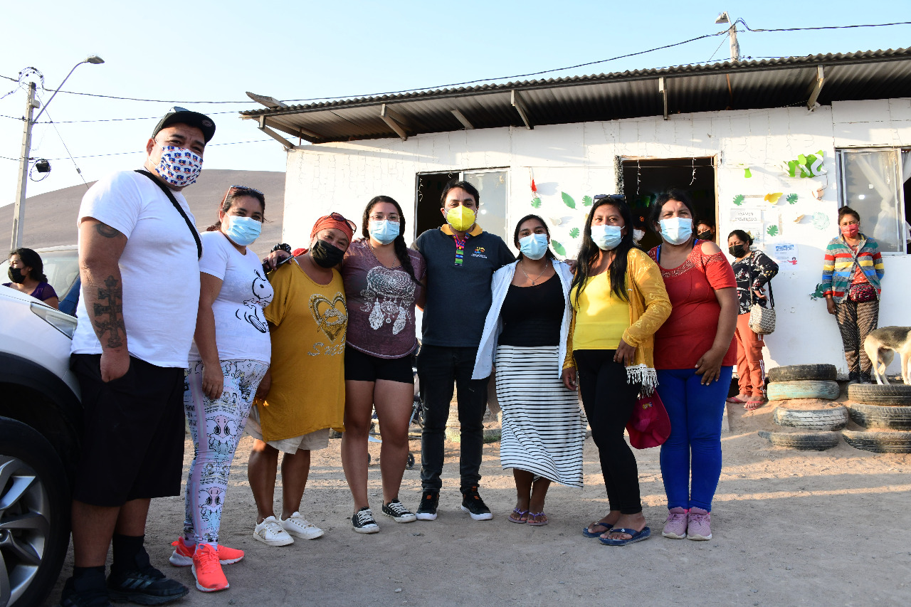 Gobernador con vecinos .JPG